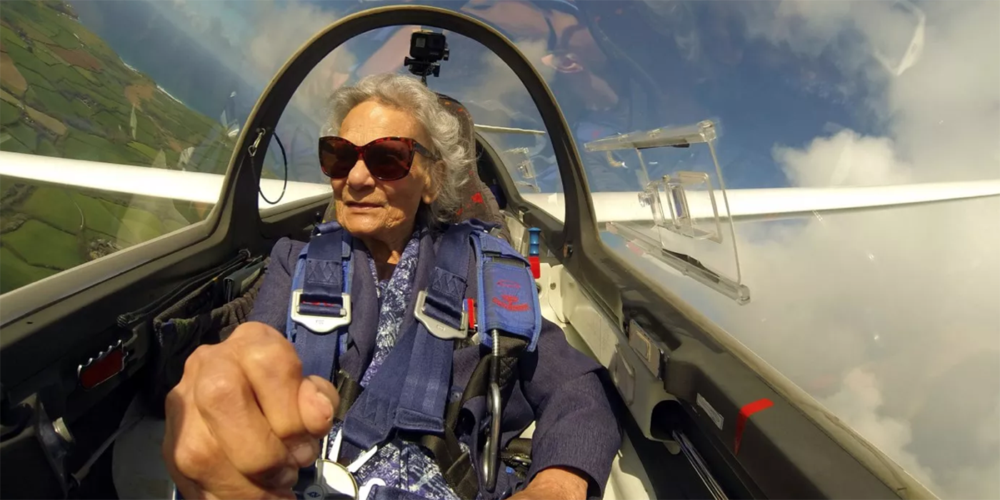 Anciana excombatiente de la Segunda Guerra Mundial vuelve a pilotear una aeronave