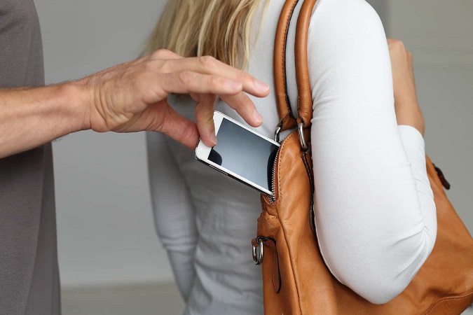Vinculan a proceso a pareja de roba celulares de la FNSM