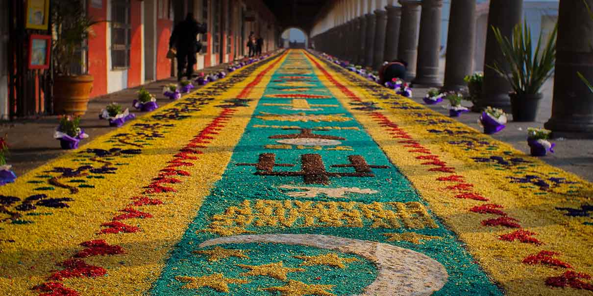 Coloridos y tradicionales tapetes de aserrín en San Pedro Cholula, Puebla