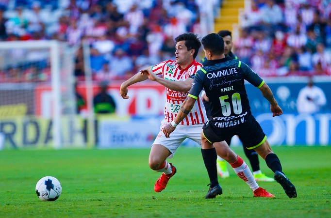 Chivas derrota de último minuto al Necaxa