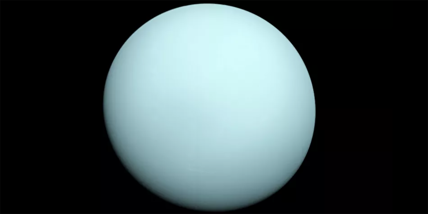 De qué color es Urano y cuántas lunas tiene