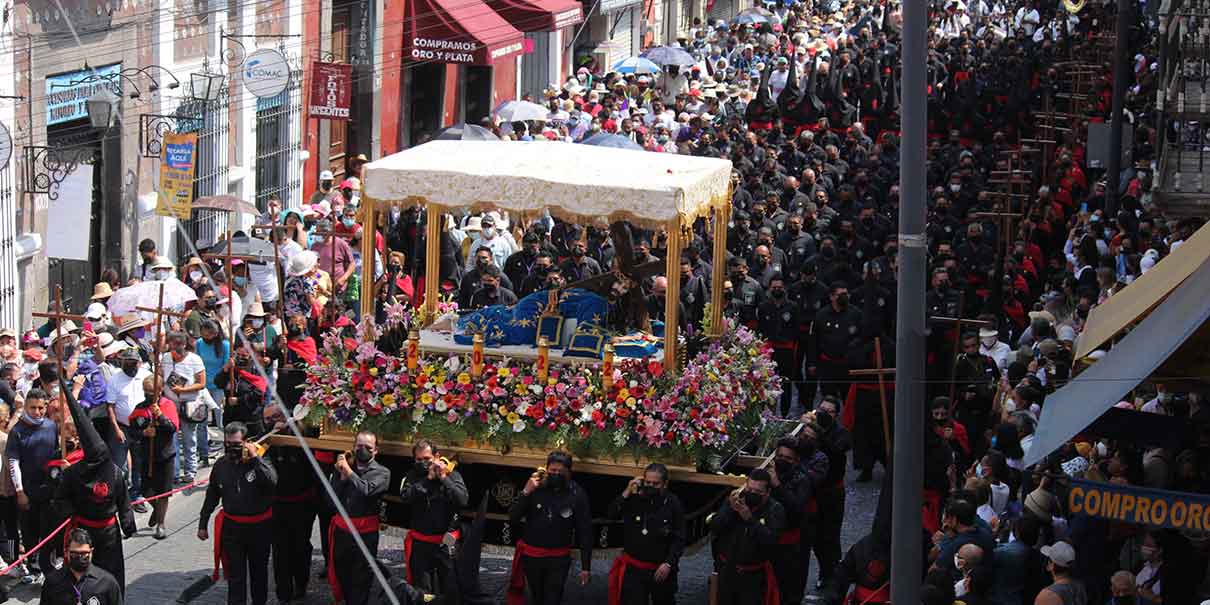 Lloran de emoción durante el Viacrucis en Puebla; más de 120 mil almas acompañan a Jesús con la Cruz