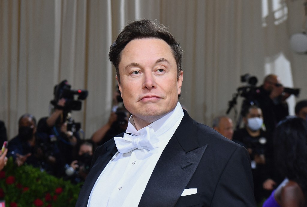 Elon Musk pone en pausa compra de Twitter por plaga de cuentas falsas