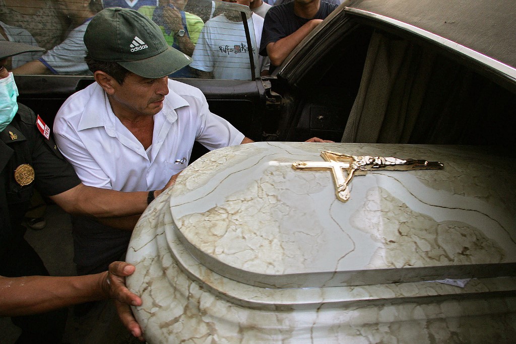 37 años después, restos de víctimas de matanza en Perú son entregados a sus familias