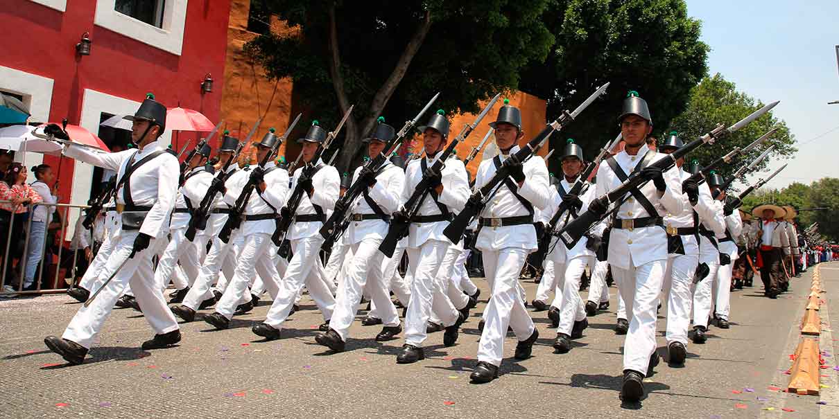 15 mil alumnos revivieron el desfile del 5 de Mayo, con la presencia de Obrador