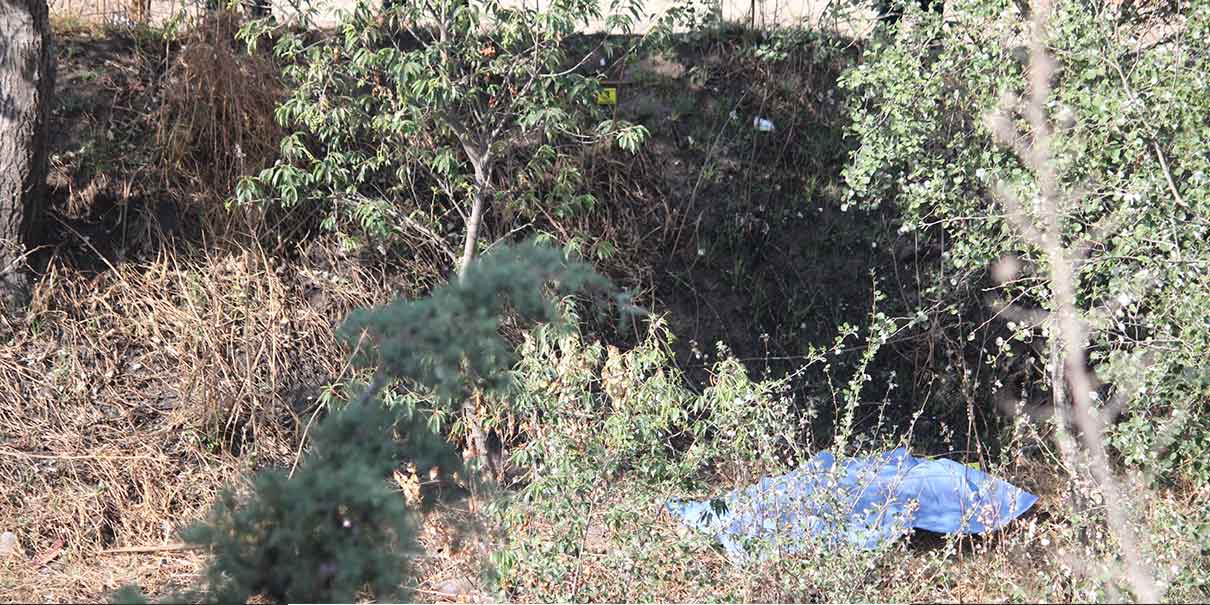Abandonan a mujer con el tiro de gracia en barranca de San Aparicio