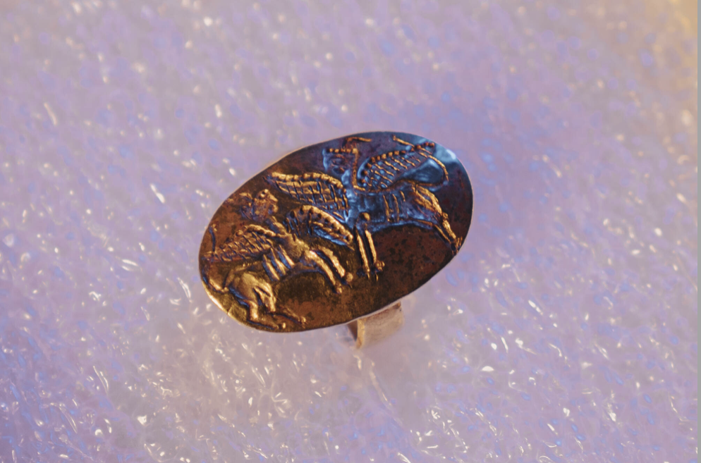 Un antiguo anillo de oro robado