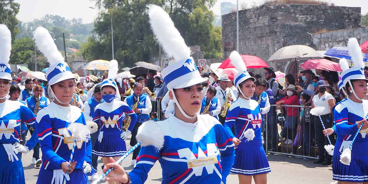 Tras dos años de pandemia, conmueve a papás volver a ver el desfile del 5 de Mayo en Puebla
