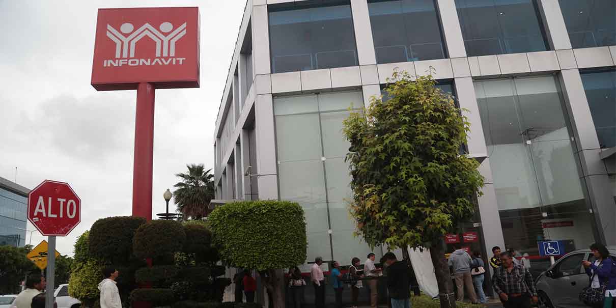 Los montos del Infonavit son impagables, dicen poblanos al bloquear Delegación en Puebla