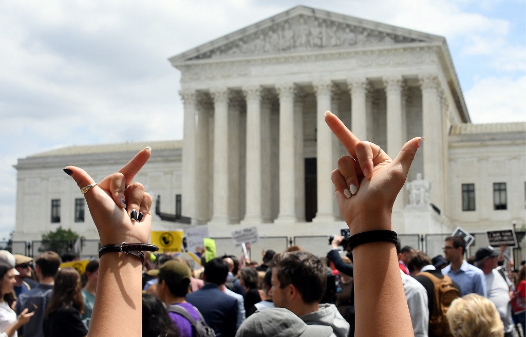 Corte Suprema de EUA deroga derecho al aborto