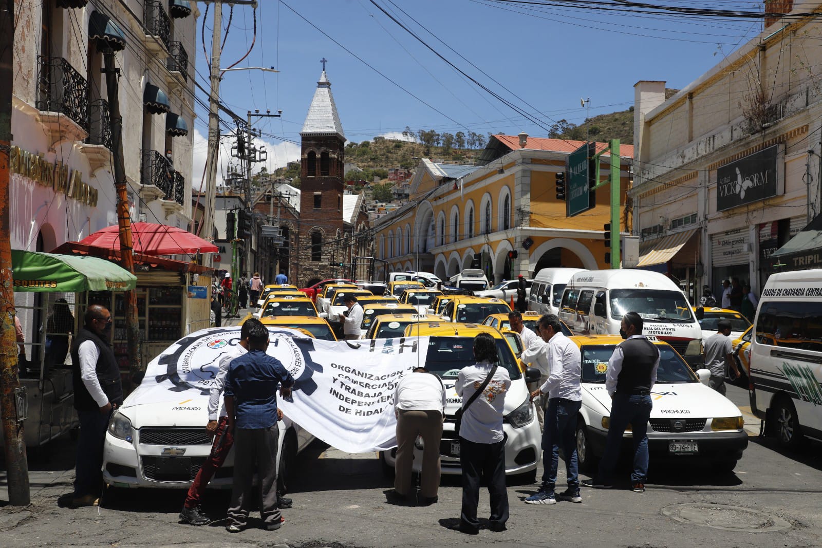 Develan placa de sitio de taxis en favor de comunidad LGBTTTIQ+