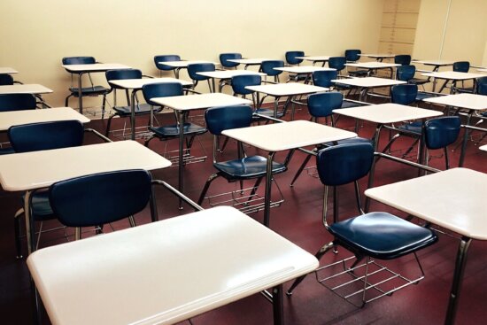 Brotes de covid obligan al cierre de dos escuelas