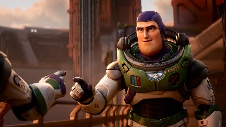 Película animada &#8216;Lightyear&#8217; es censurada en 14 países por un beso lésbico