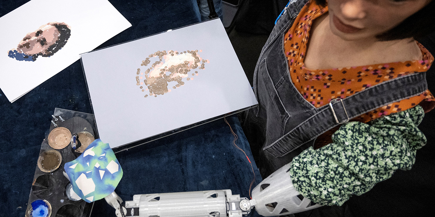 AI-DA, una robot ultrarrealista que se ostenta como artista abstracta