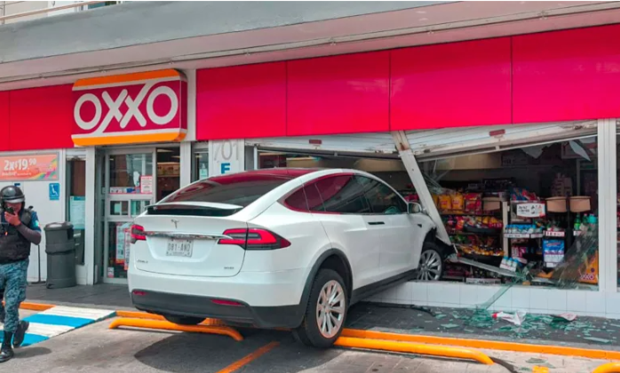 En San Javier, Pachuca, se mete camioneta Tesla a Oxxo