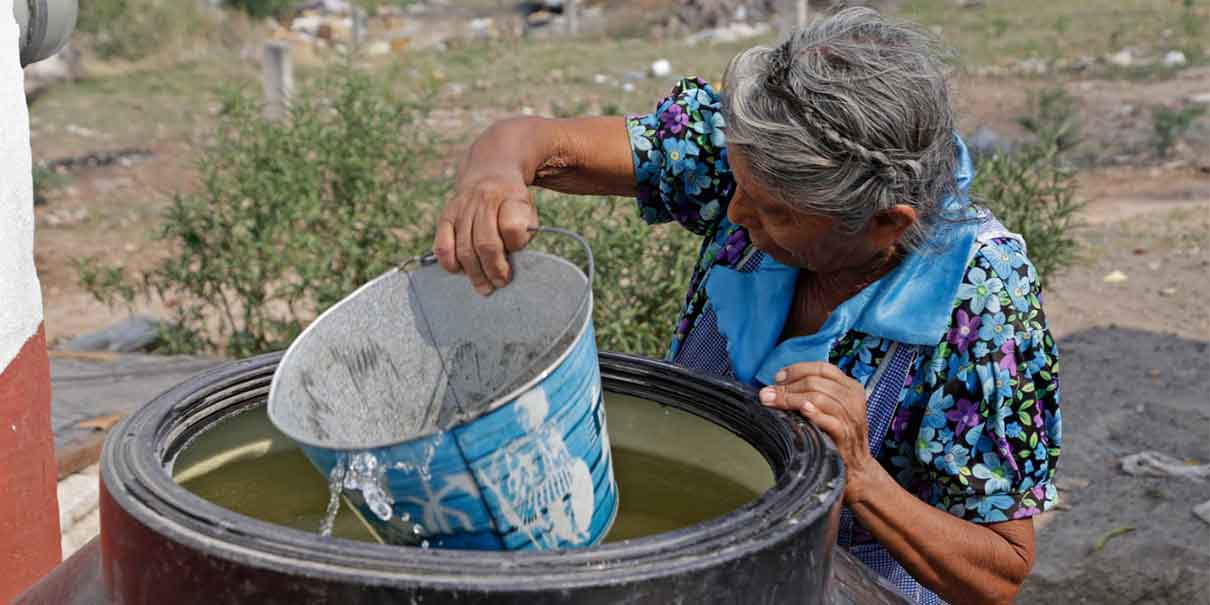Desabasto de agua en colonias de Puebla; sólo “les cae” un CHORRITO los domingos
