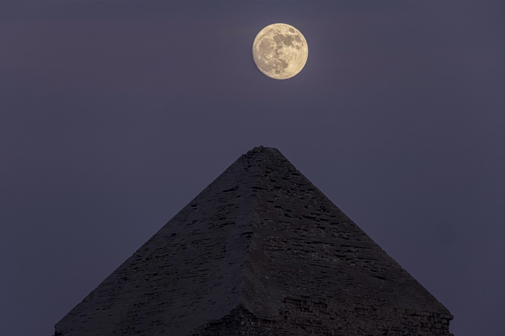 Luna gibosa sobre Khafre