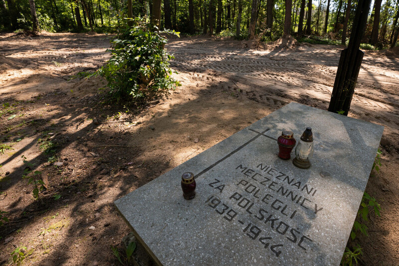 Fosa con cenizas de miles de prisioneros de campo nazi es hallada en Polonia