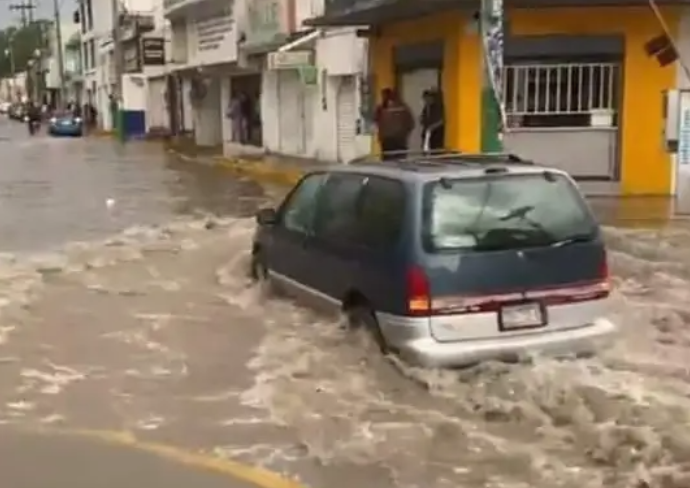 Granizada causa el anegamiento de calles en Tula