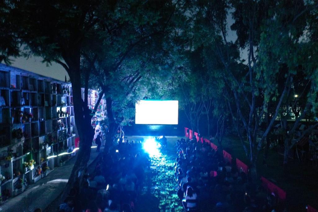 GIFF entre muertos: la terrorífica forma de ver cine en un panteón