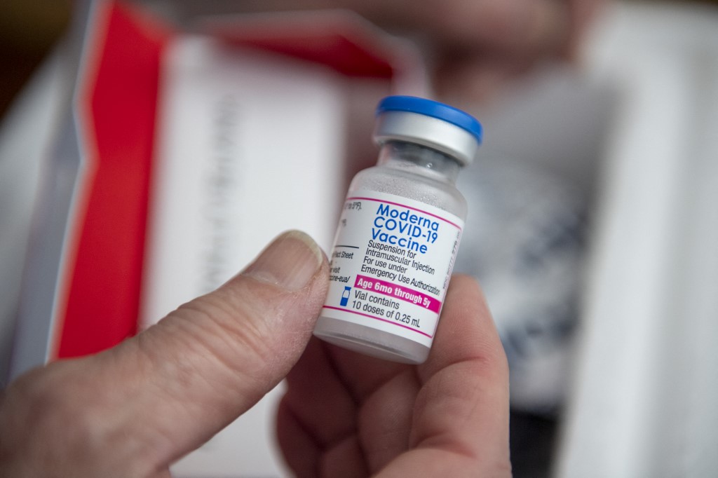 Reino Unido, primer país en aprobar una vacuna bivalente contra ómicron