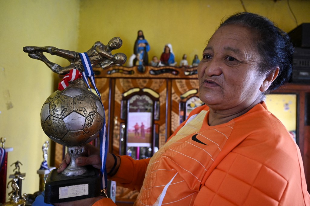 Alma Salazar, la &#8216;abuelita voladora&#8217; del futbol en Guatemala