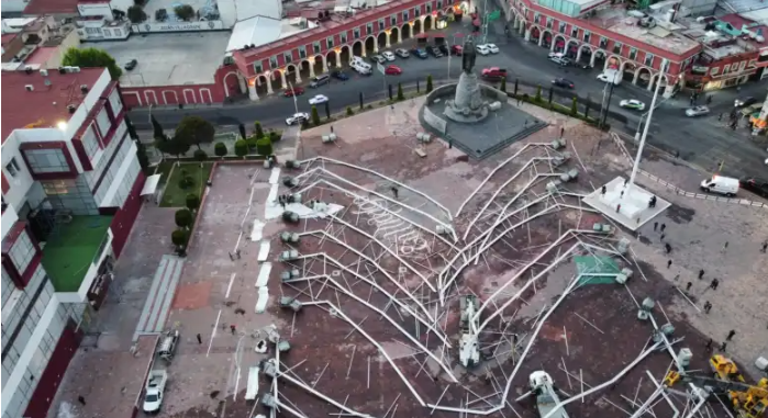 Colapsa estructura metálica para toma de protesta de Julio Menchaca en Plaza Juárez