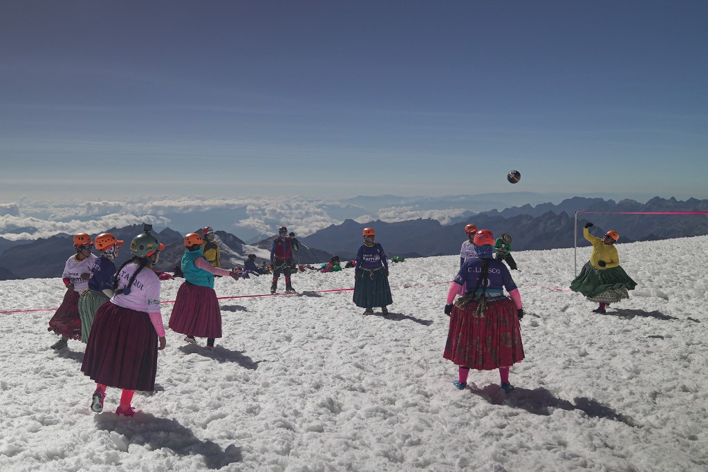 Bolivia: las &#8216;Cholitas Escaladoras&#8217; conquistan montañas contra el machismo