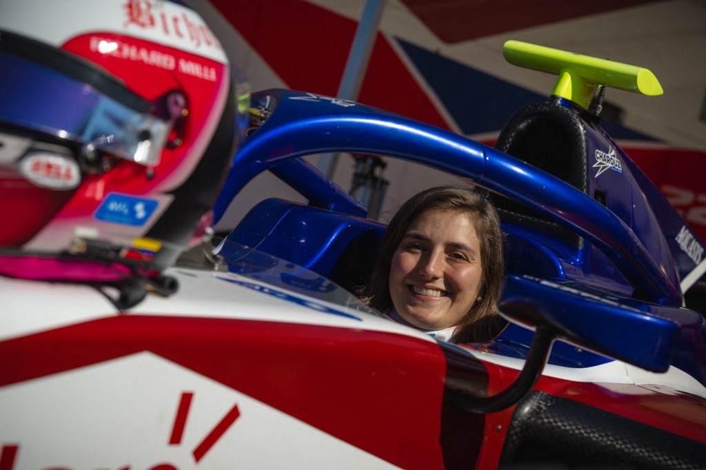 Tatiana Calderón y Karol G llevan un mensaje feminista al automovilismo