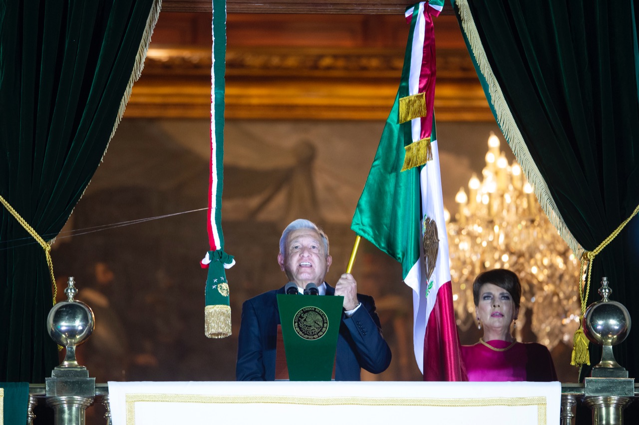 AMLO arremete contra el clasismo, racismo y corrupción en Grito de Independencia