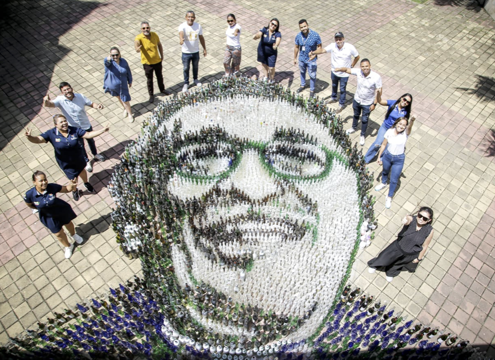 Homenaje a García Márquez con botellas de vidrio reciclado