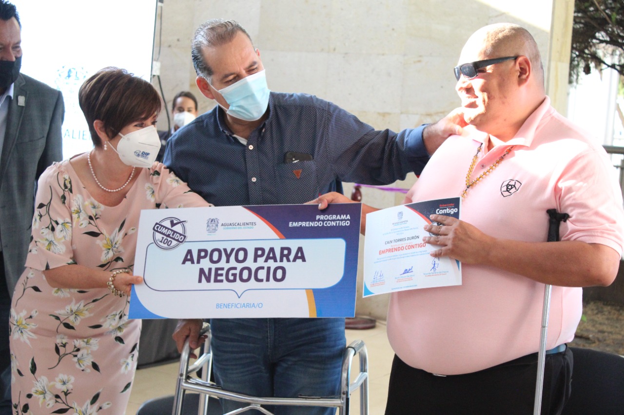 Entregan en Aguascalientes apoyos a personas con discapacidad visual