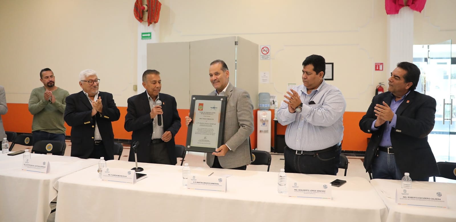 Colegio de Ingenieros entrega reconocimiento a Martín Orozco