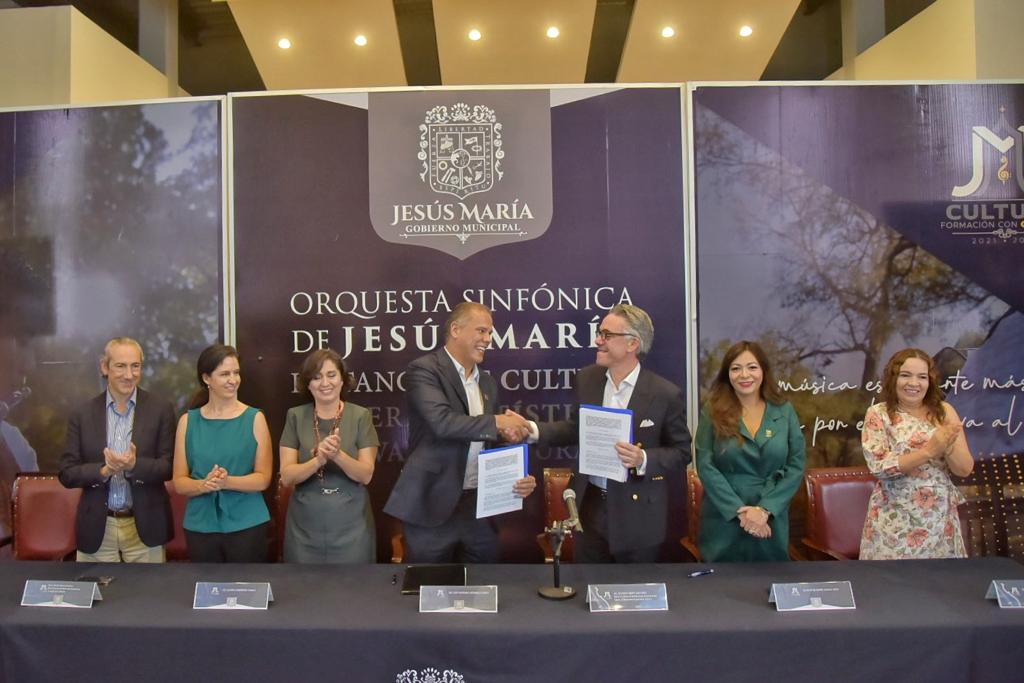Jesús María firma convenio con Fundación Azteca a favor de la Casa de Música