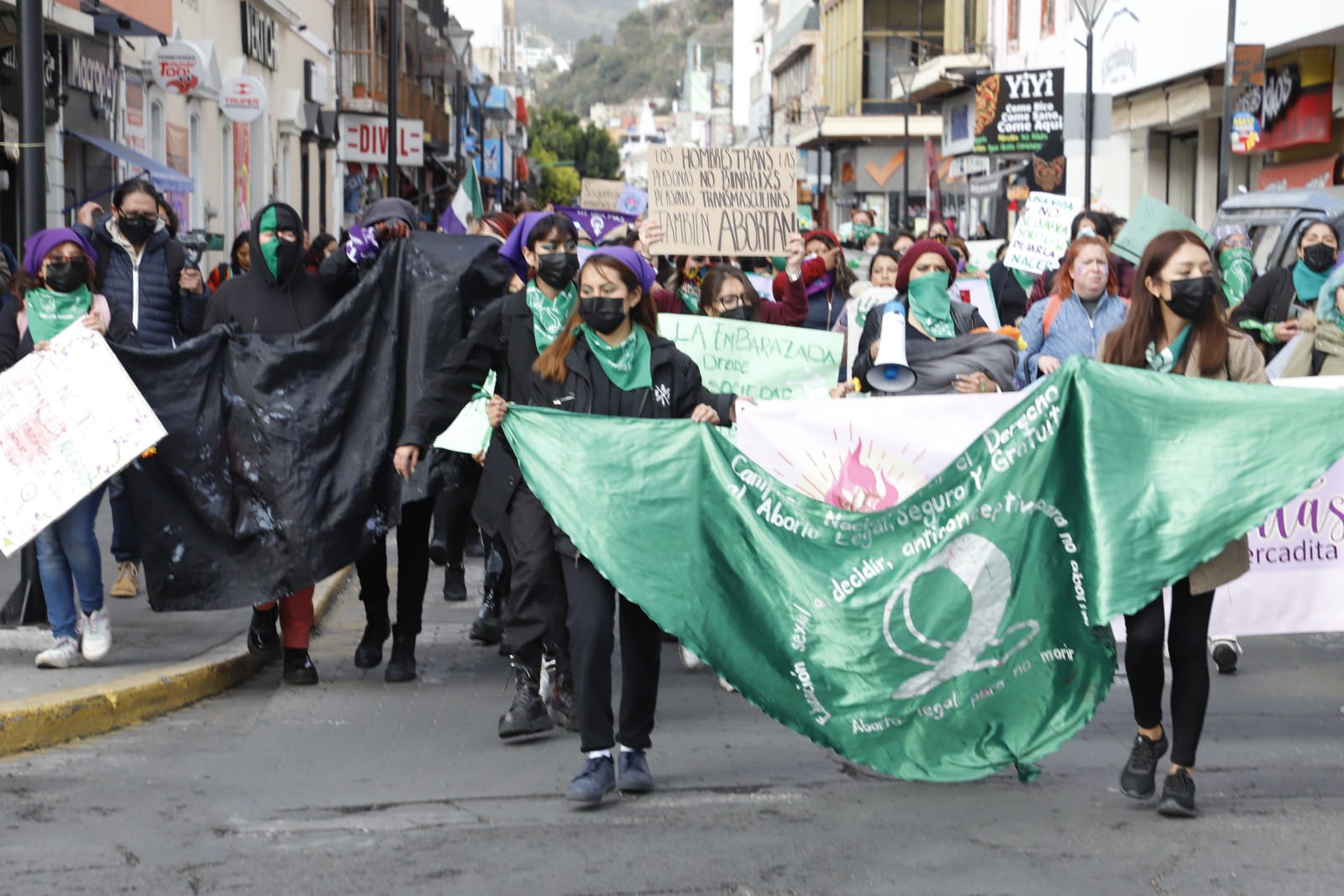 Feministas marchan a favor del aborto legal y seguro en Pachuca