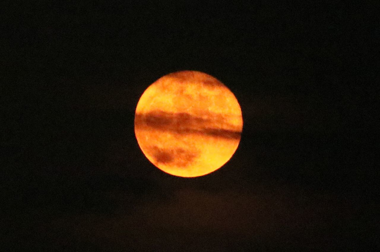 Luna color naranja