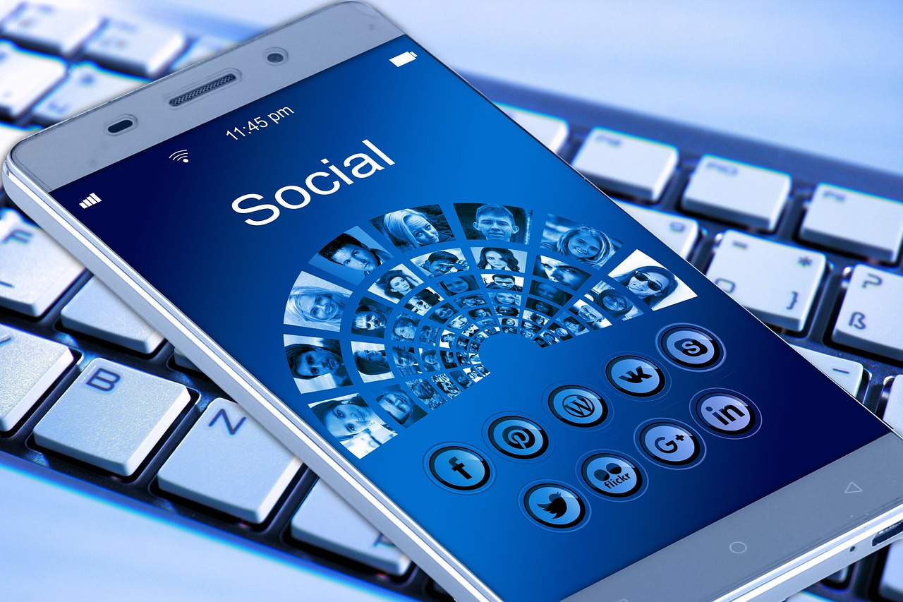 Redes sociales fomentan el uso de drogas en los adolescentes: estudio