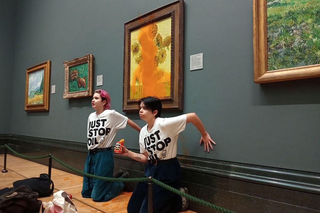 Activistas arrojan sopa de tomate a famoso cuadro de Van Gogh