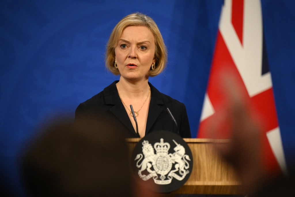 Liz Truss se tambalea como primera ministra británica; asumió hace seis semanas
