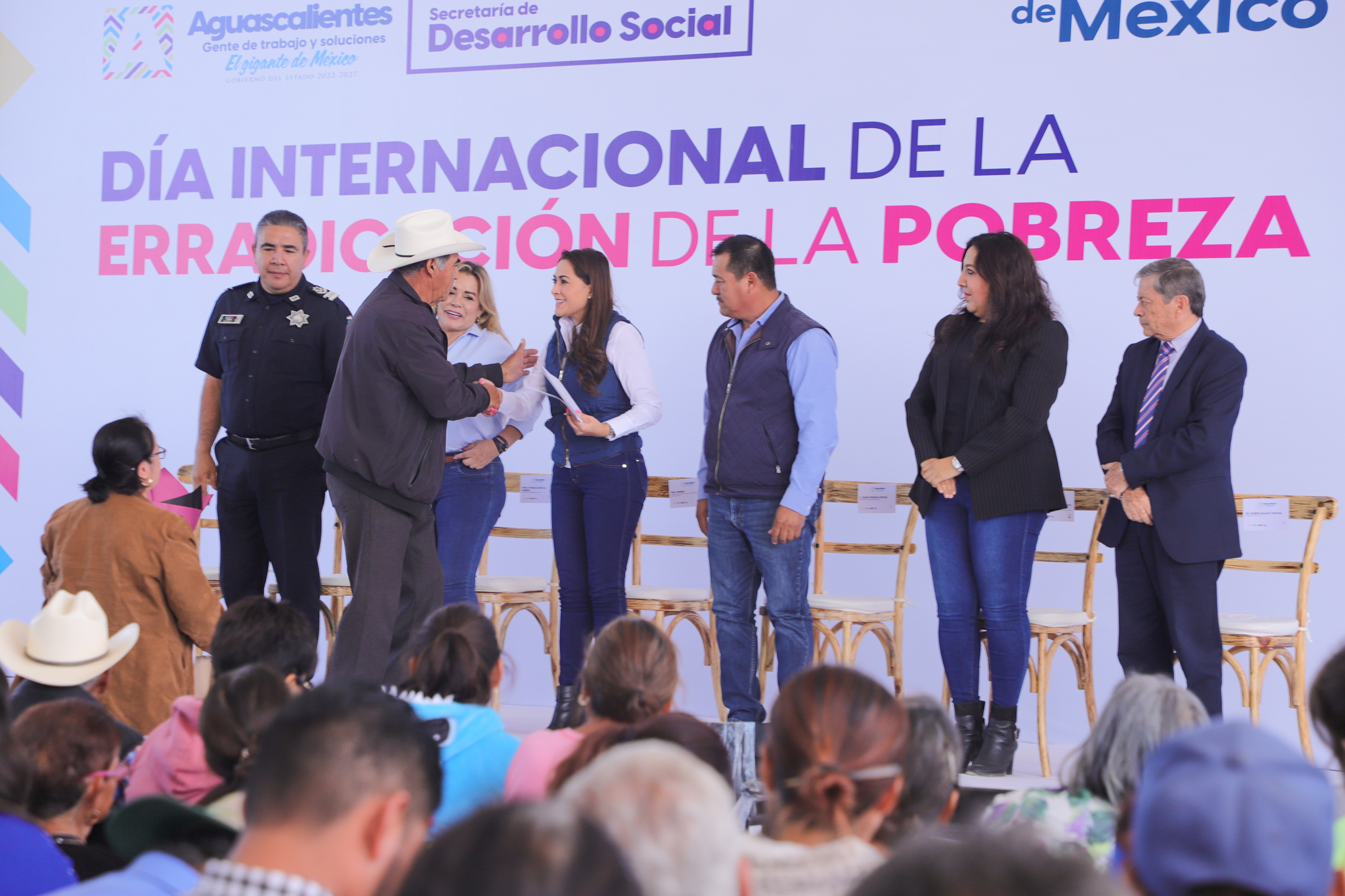 Tere Jiménez encabeza entrega de apoyos sociales a familias de El Llano