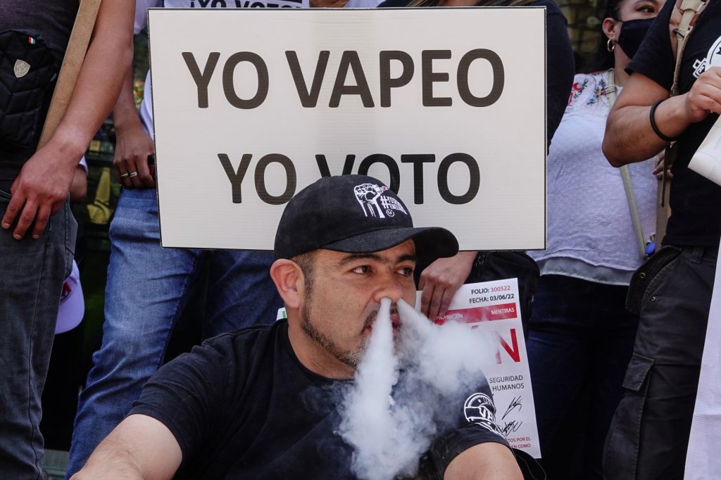 Insecticida y aditivos: qué más contienen los vapeadores analizados por la Cofepris