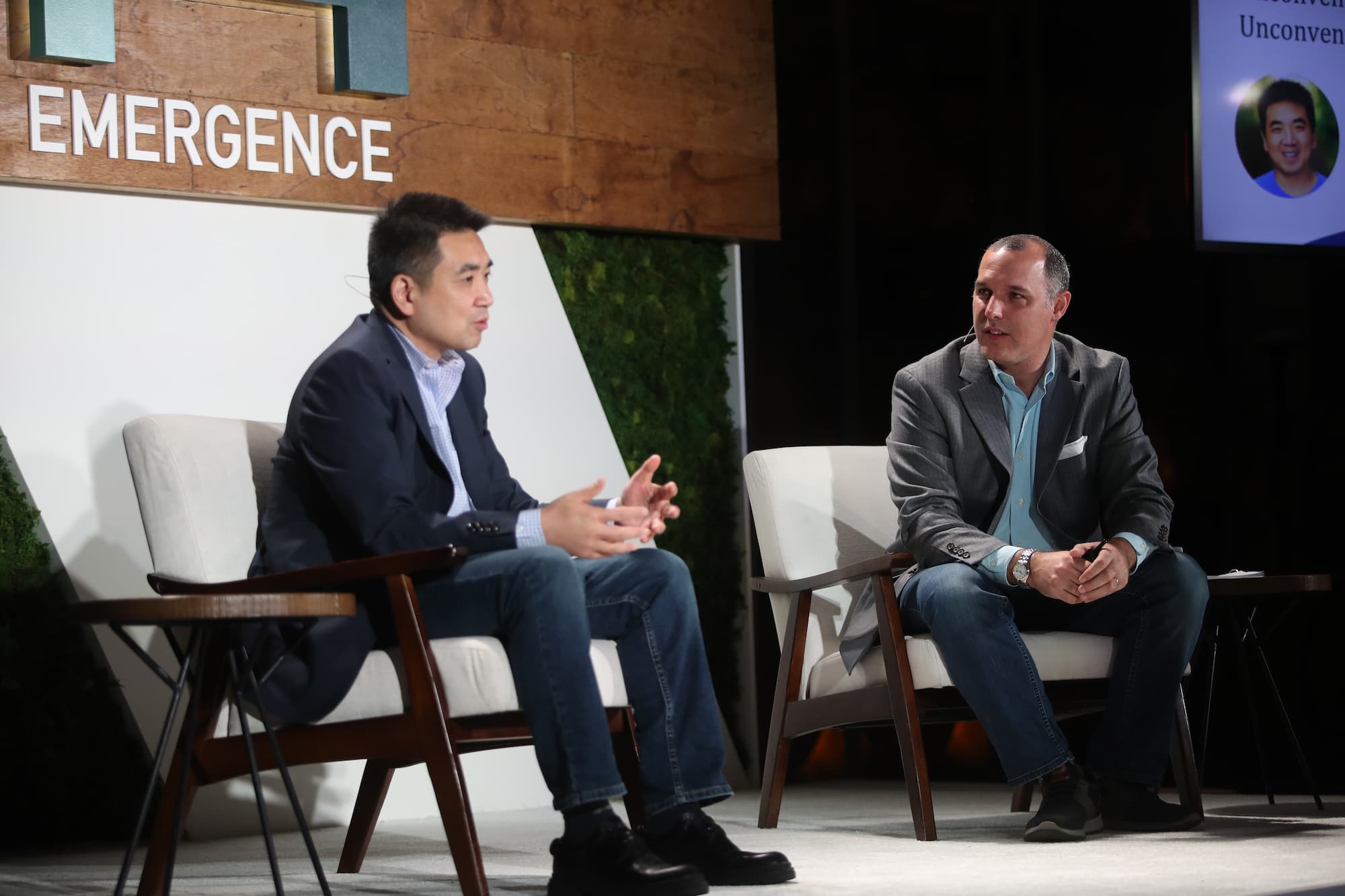 Subotovsky con Eric Yuan, fundador de Zoom durante el CEO Sumit de Emergence