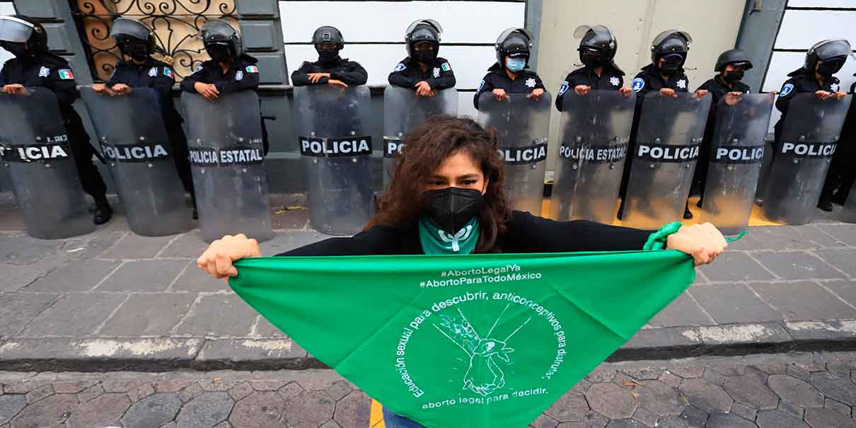 Feministas poblanas ganan otro amparo, pero ley aborto sigue detenida en el Congreso
