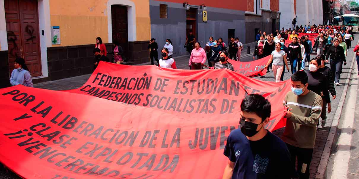Los normalistas de Teteles se han negado a aceptar propuestas para mejorar el plantel: Barbosa