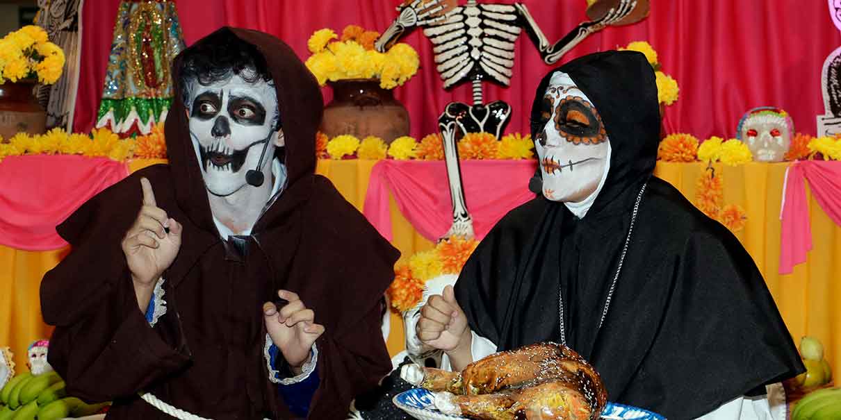 Conmemoran Día de Muertos con siniestra cartelera