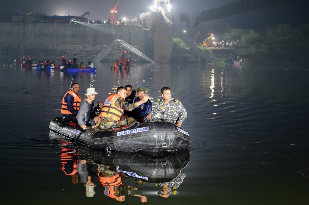 India: derrumbe de un puente colgante deja más de 130 muertos