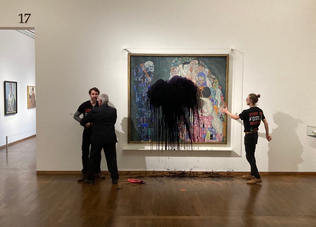 Ambientalistas atacan obra de Klimt con líquido negro