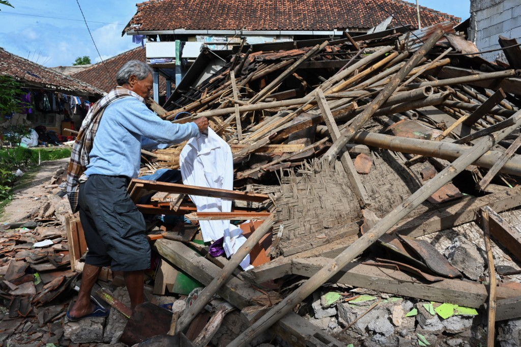 Réplicas y clima frenan la búsqueda de sobrevivientes del terremoto en Indonesia
