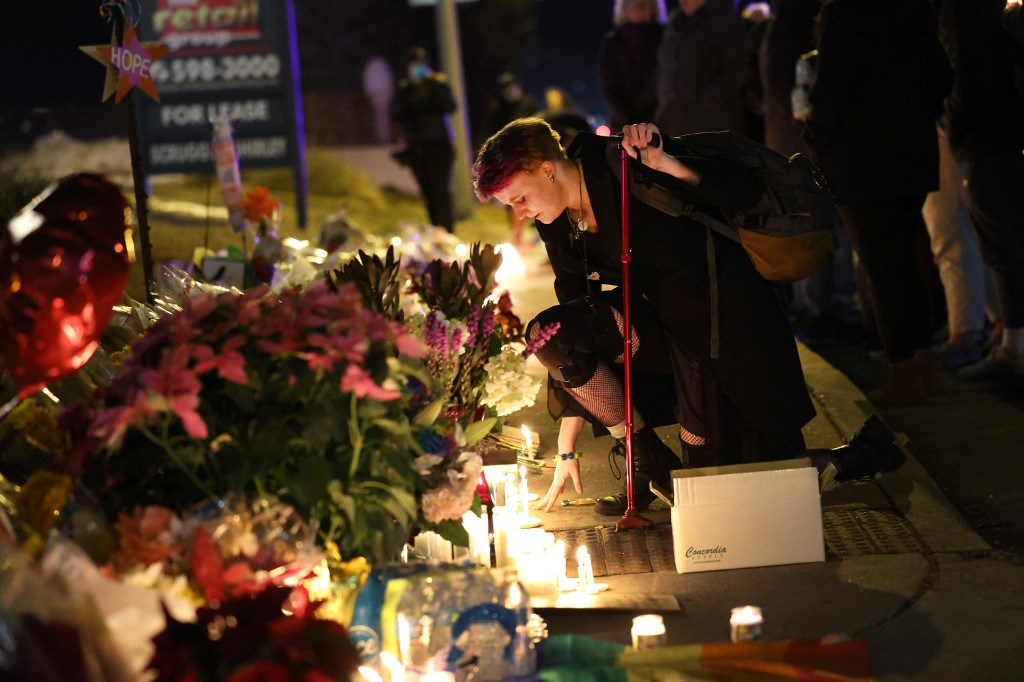 EUA: velas, flores y carteles cubren el suelo del club gay donde ocurrió el tiroteo