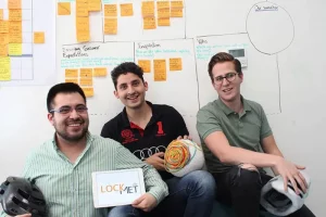 Fundadores de LockMet, un casco que sirve como candado y monitorea las bicicletas en tiempo real emitiendo una alarma y mensaje de alerta en caso de robo